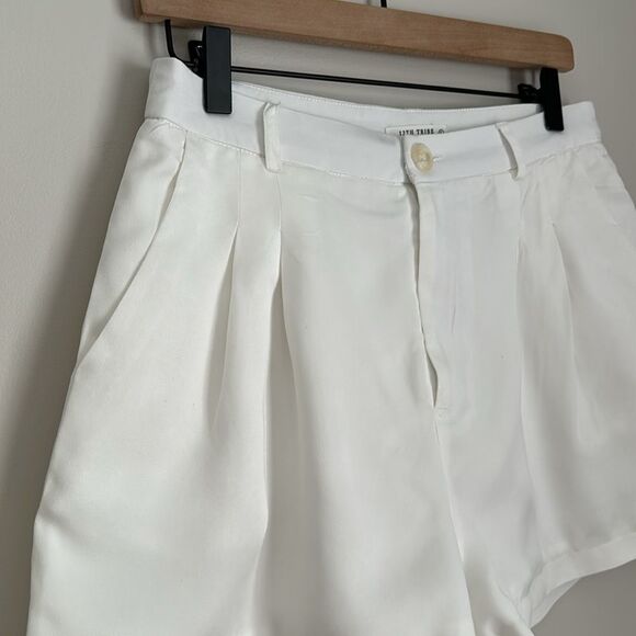 12th Tribe White Pleated High Waist Shorts Size L (Runs Smaller) - Picture 3 of 9